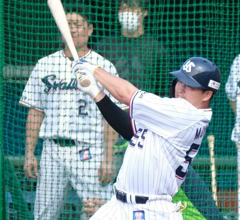 ヤクルトの村上宗隆が先制の53号ソロをバックスクリーンに叩き込んだ。野村克也氏、落合博満氏の記録を抜く(資料写真・黒田史夫）