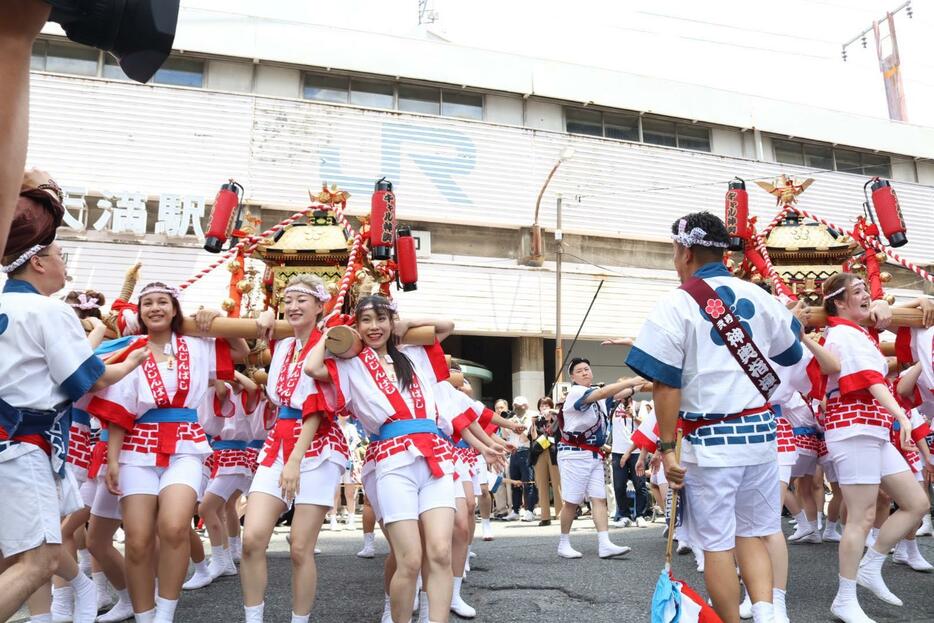 威勢よく練り歩いた