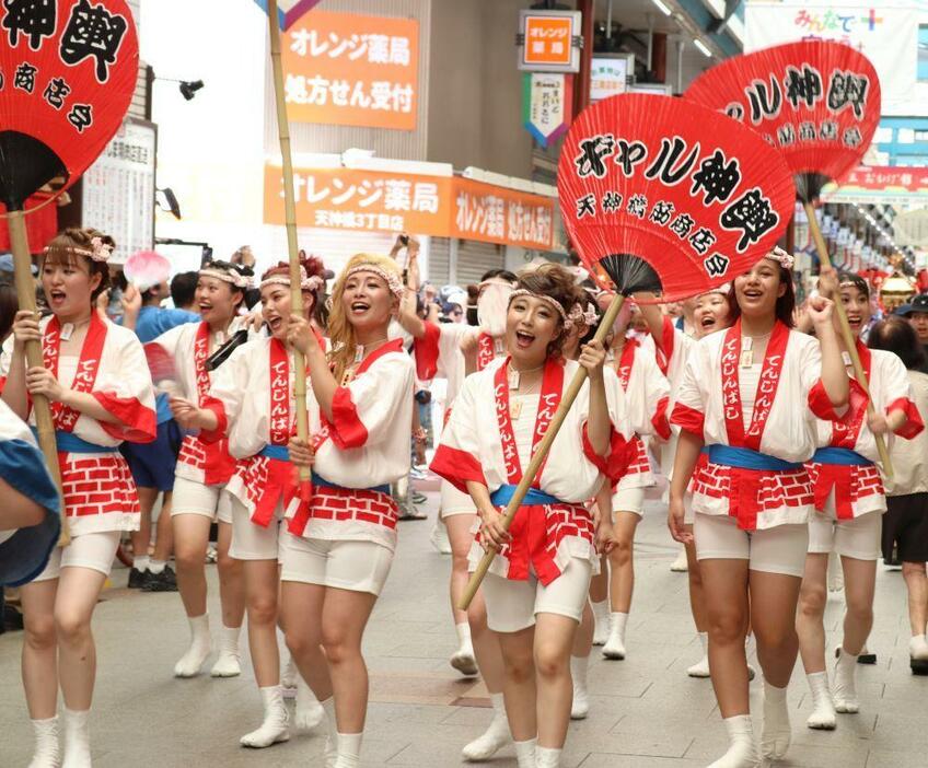 「わっしょい」の掛け声で威勢よく練り歩いた