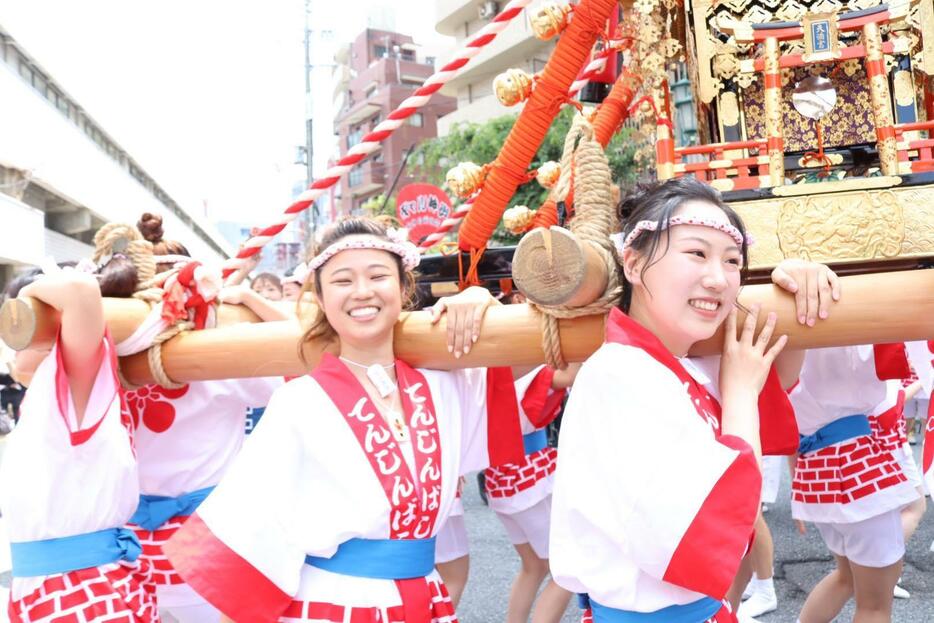 威勢よく練り歩いた