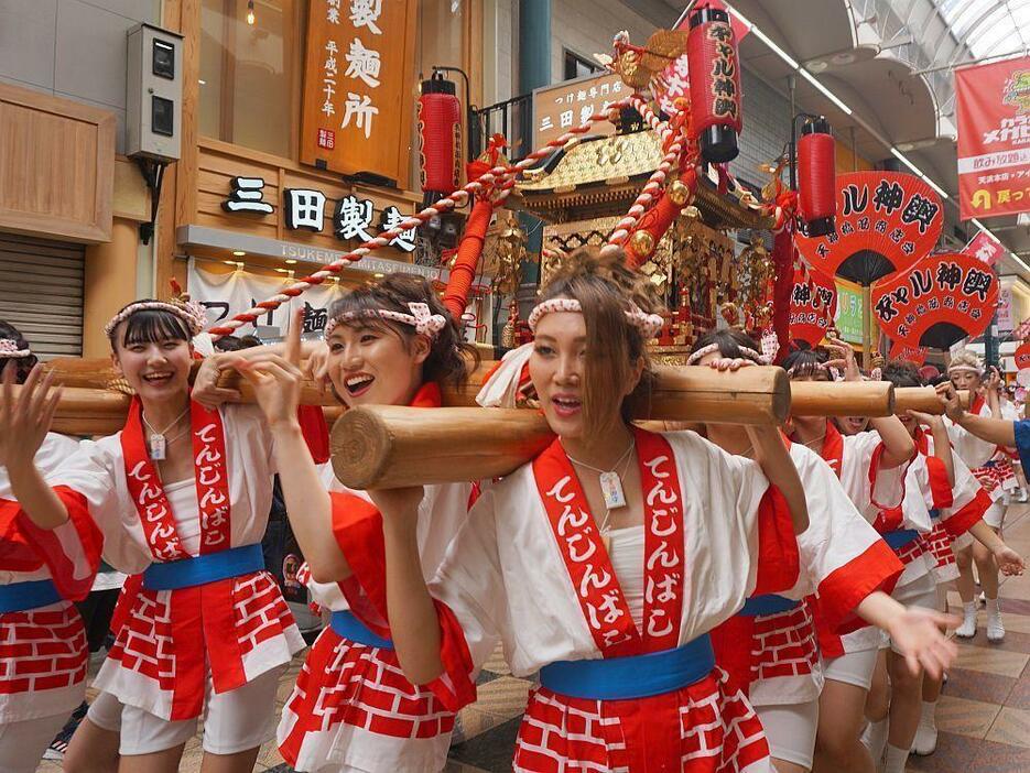 ［写真］4年ぶりのギャルみこし復活に大にぎわいの天神橋筋商店街＝23日午前11時40分ごろ、大阪市北区で