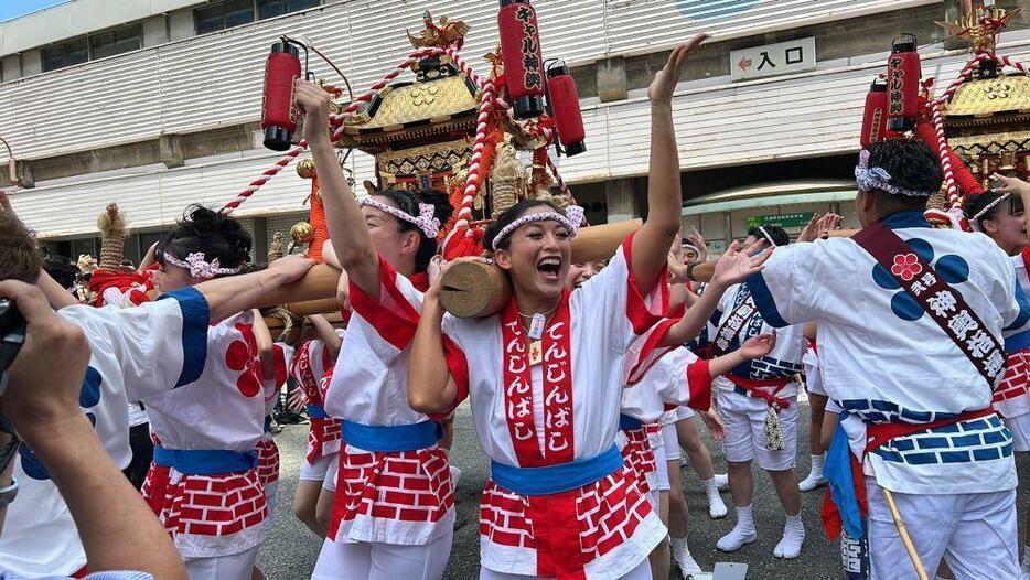 ［写真］「わっしょい、わっしょい」の声が響き渡った＝23日午前11時半ごろ、大阪市北区で（撮影：具志堅浩二）