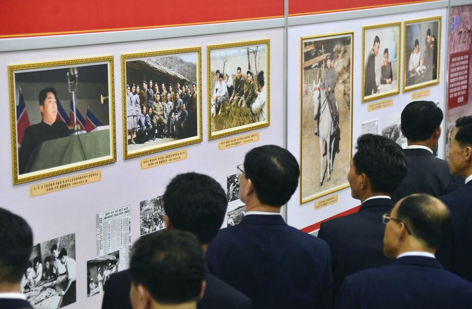 朝鮮戦争の休戦協定締結から70年を前に始まった写真展＝19日、平壌（共同）