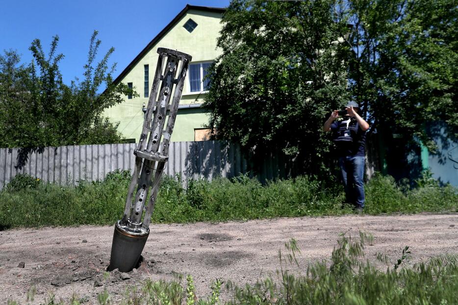 地面に突き刺さったクラスター弾の装填（そうてん）容器＝2022年6月、ウクライナ東部ハリコフ州郊外（ロイター＝共同）