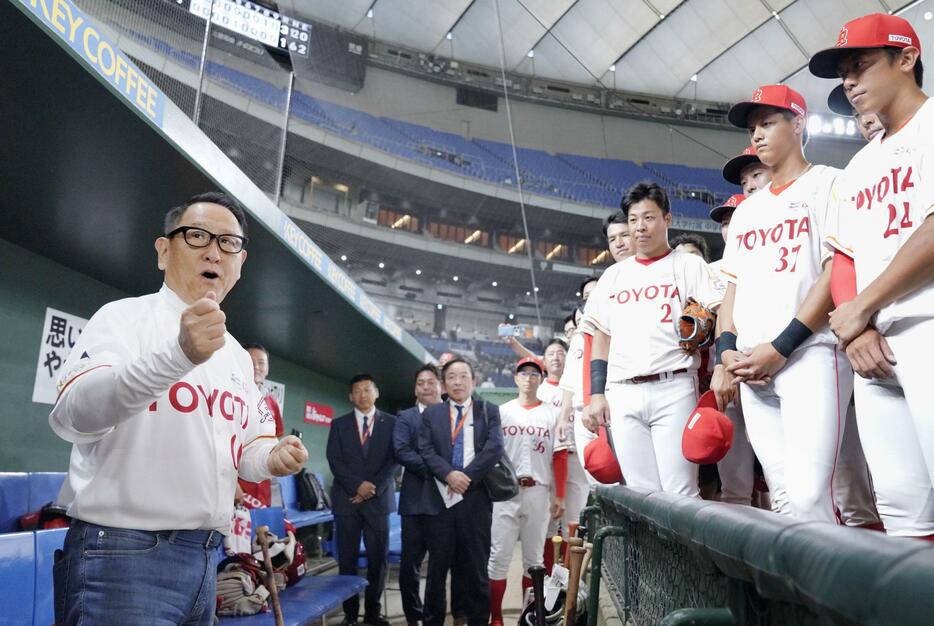 決勝進出を決めたトヨタ自動車ナインを激励する豊田章男会長（左端）＝東京ドーム
