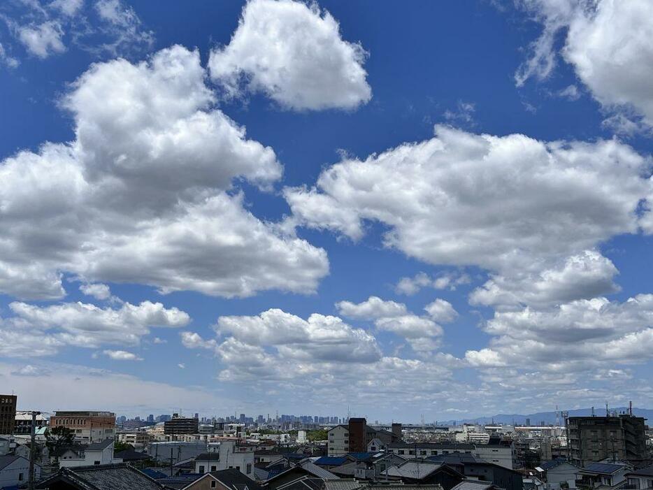 ［写真］青空が広がる大阪府内＝20日、大阪府四条畷市で