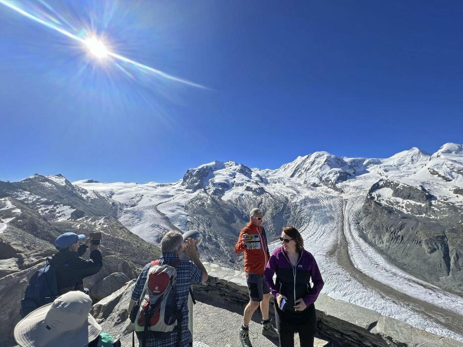 氷河が見える展望台を訪れた観光客ら＝6月、スイス南部バレー州（共同）