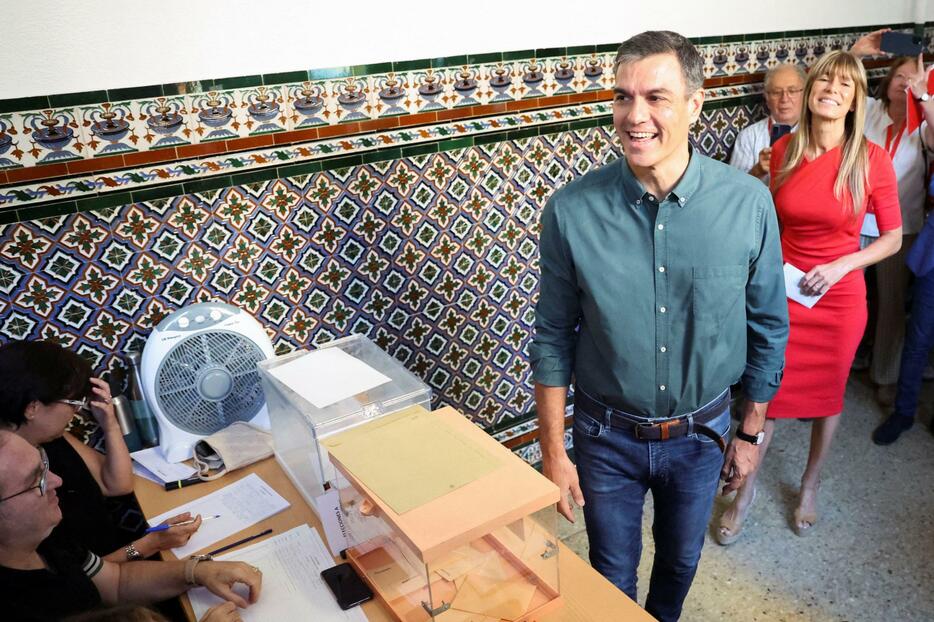 スペイン総選挙で投票するサンチェス首相＝23日、マドリード（ロイター＝共同）