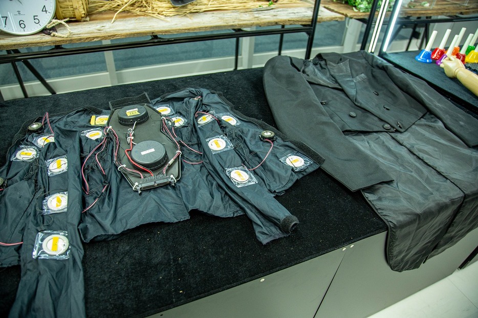 日本科学未来館にある研究室には、落合陽一氏の作品も展示されていた。ジャケットに取り付けられた22個のスピーカーから出る振動と音により、音楽を体で感じることができる