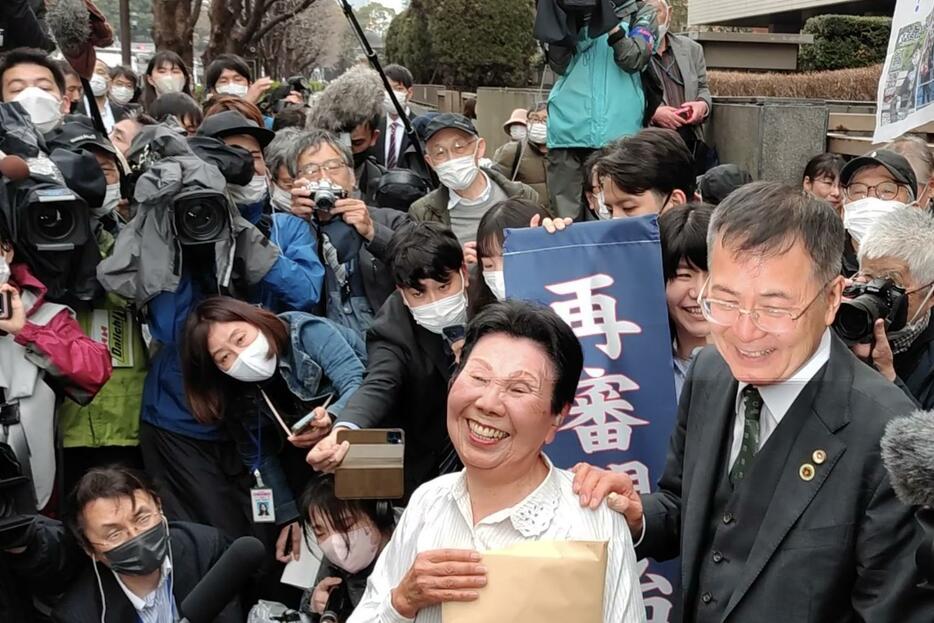 袴田事件の再審開始決定を喜ぶ袴田巌さんの姉・ひで子さん（中央）ら＝今年3月13日、東京高裁前