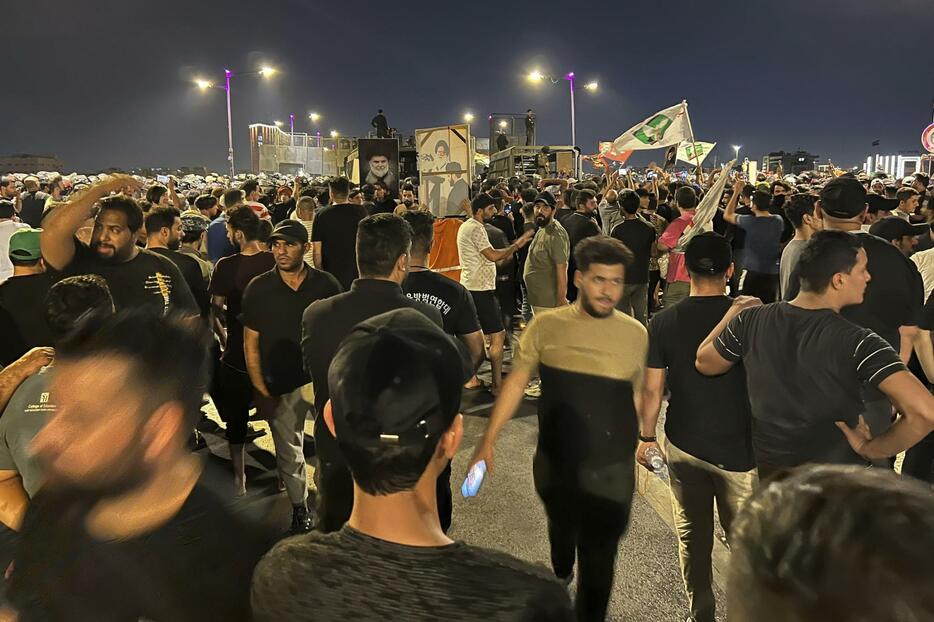 22日、イラクの首都バグダッド中心部に集まった抗議のデモ隊（AP＝共同）