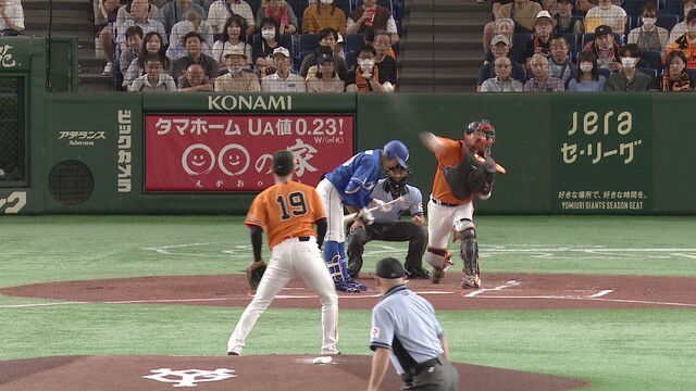 巨人・大城卓三選手が初回2塁への盗塁を阻止【画像:日テレジータス】