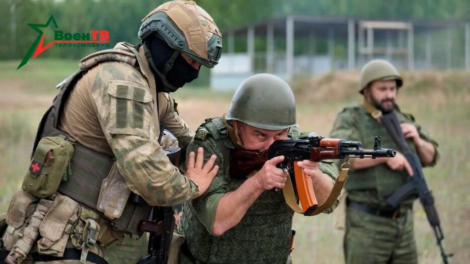 14日、ベラルーシ東部モギリョフ州オシポビチ近くで、同国軍を訓練するワグネルの戦闘員ら（Voen　Tv/ベラルーシ国防省提供、ロイター＝共同）