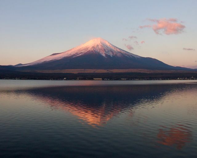 「山中湖から望む富士山／山梨県富士山科学研究所　提供」