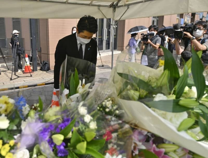 参院選から一夜明け、安倍元首相銃撃現場近くの献花台を訪れ、黙祷する佐藤氏