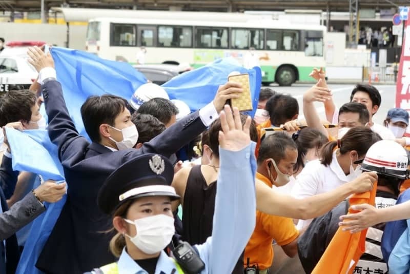 安倍元首相が街頭演説中に銃撃され、騒然とする現場＝２０２２年７月８日、奈良市