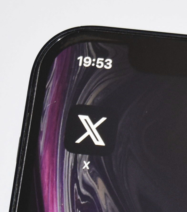 iPhoneアプリのアイコンと名称が「X」に更新された画面（共同）