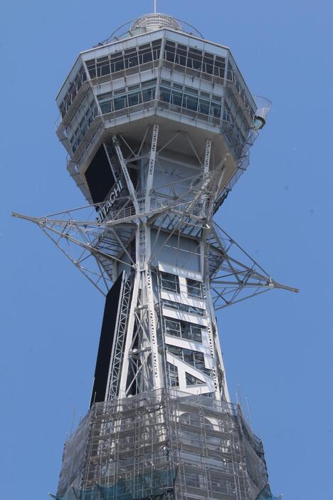 ［写真］東側からみた通天閣。かつてはここに大時計が設置されていた＝4日午前11時半ごろ、大阪市浪速区で