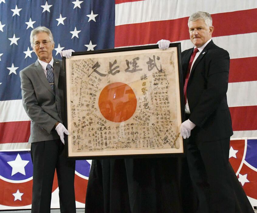 USSレキシントン博物館から家族の元に返還される「寄せ書き日の丸」＝20日、米テキサス州コーパスクリスティ（共同）