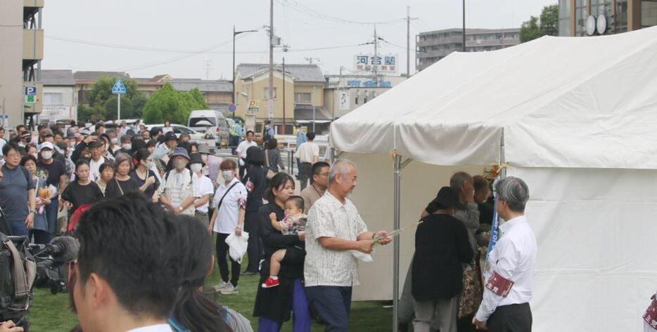 ［写真］献花台前には多くの人が列をなした＝8日午前、奈良県奈良市で