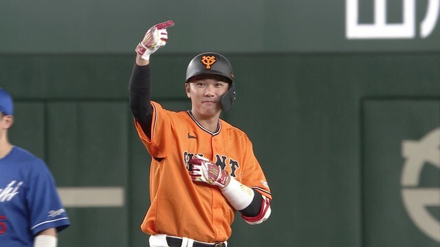 2本目の2塁打に笑顔の巨人・坂本勇人選手