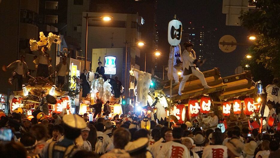 ［写真］平野区を走る幹線道路「南港通」は多くの人で埋めつくされた＝12日夜、大阪市平野区で