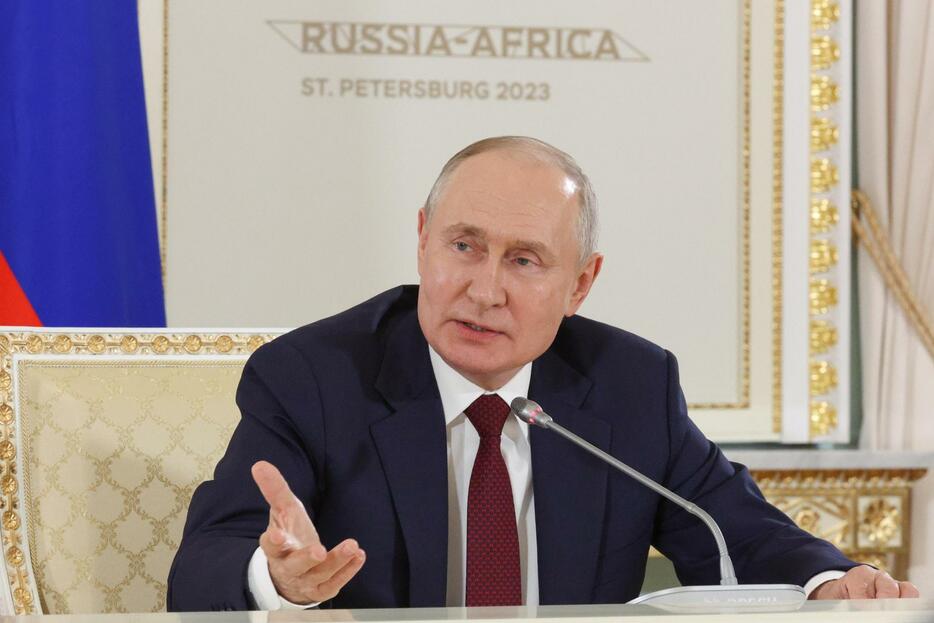 記者会見するロシアのプーチン大統領＝29日、サンクトペテルブルク（タス＝共同）