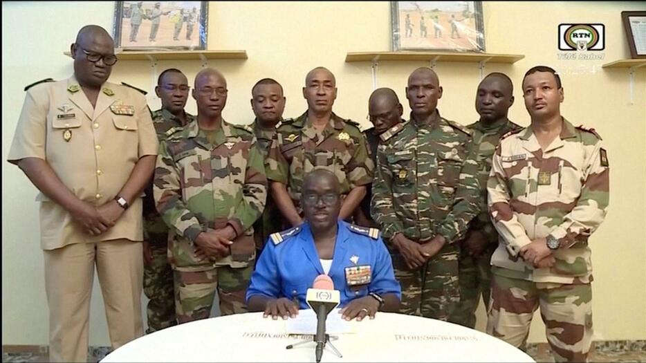 26日、ニジェールの国営テレビを通じ、クーデターの企てについて主張する軍幹部らの映像（ORTN提供、ロイター＝共同）