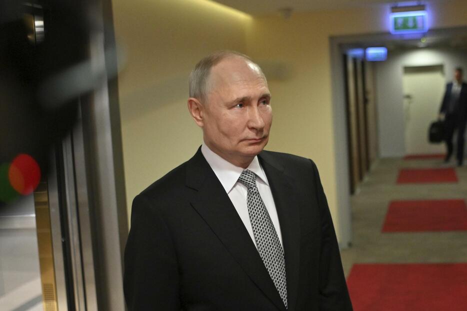 13日、モスクワで報道陣の質問に答えるプーチン大統領（AP＝共同）