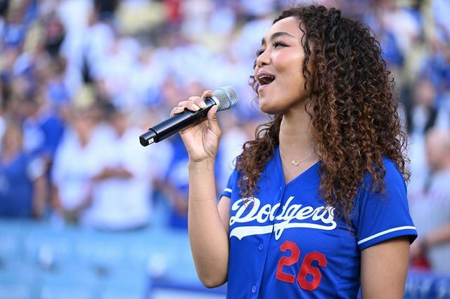 ドジャー・スタジアムで日米の国歌を独唱したCrystal Kayさん　クレジット：Los Angeles Dodgers