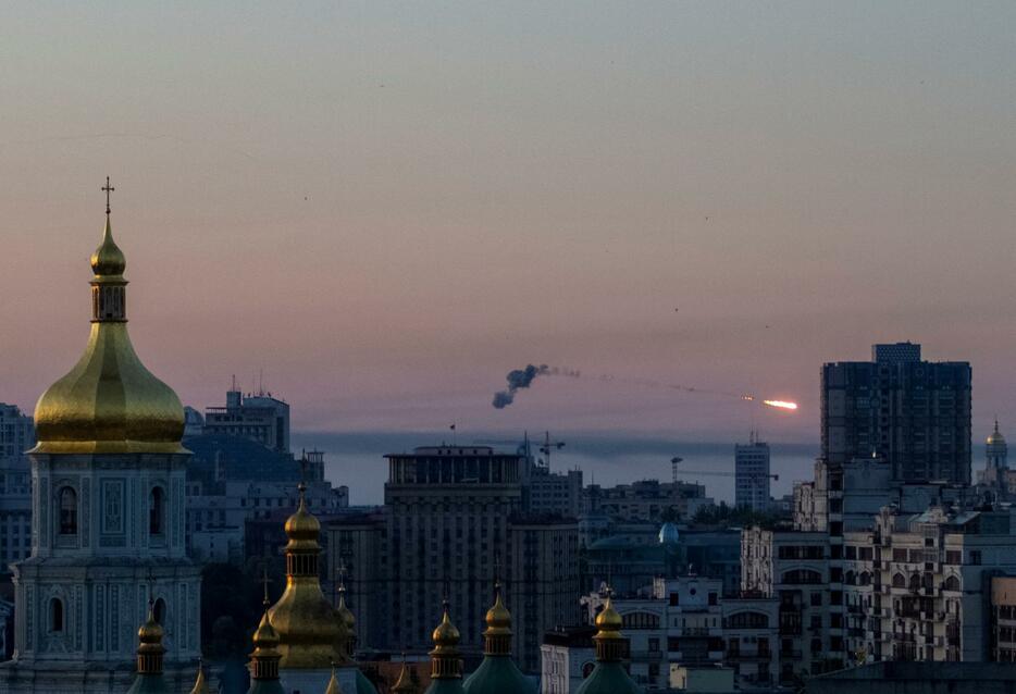 ロシアのミサイルの攻撃を受けるウクライナの首都キーウ（写真：ロイター/アフロ）