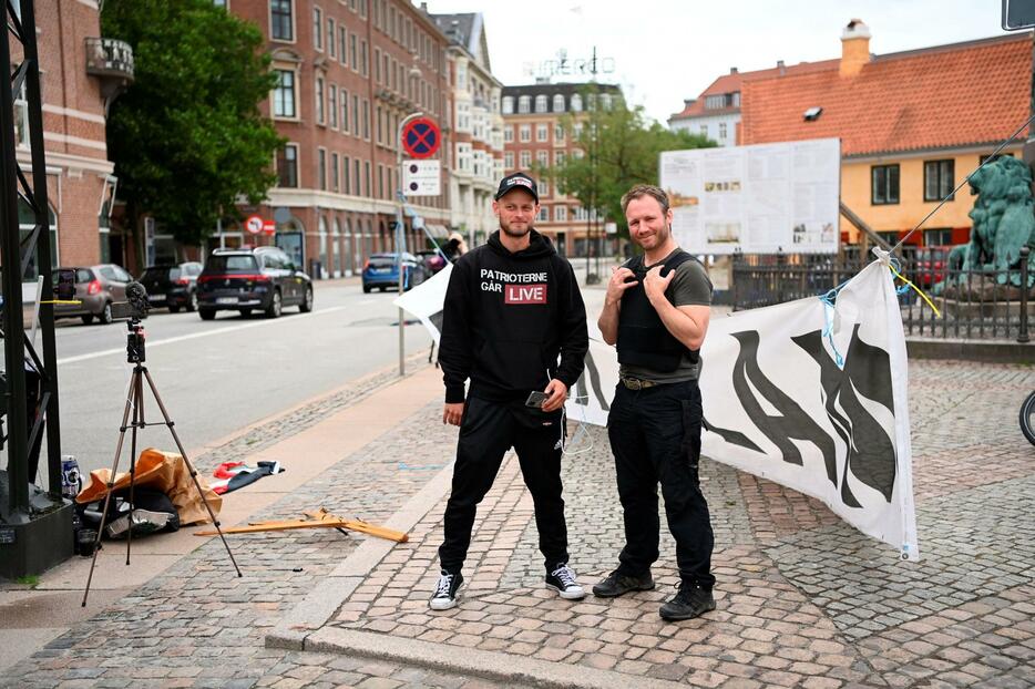 コペンハーゲンのイラク大使館前でデモを行う「デニッシュ・ペイトリオッツ」のメンバー＝24日（ロイター＝共同）