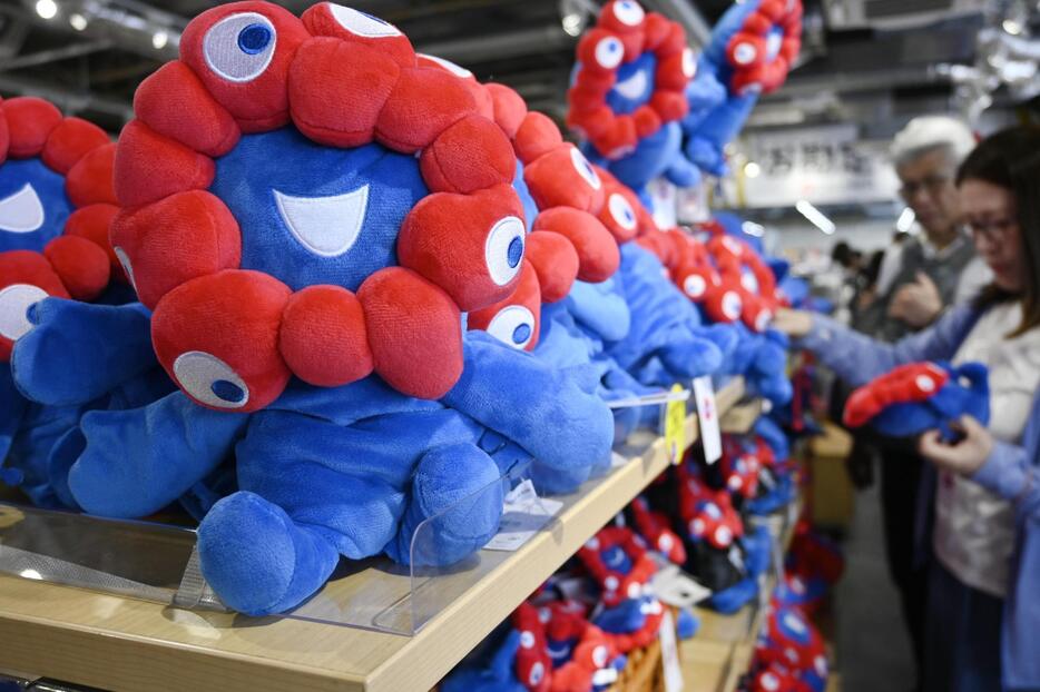 万博の顔「ミャクミャク」大人気 撮影に行列、グッズ好評 (共同