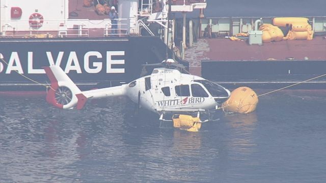 速報】海上で転覆していた医療搬送用ヘリを引き揚げ中 3人死亡の