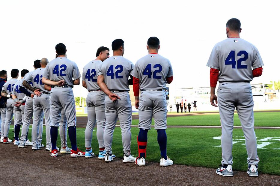 ジャッキー・ロビンソン・デー 背番号「42」ドジャースは式典