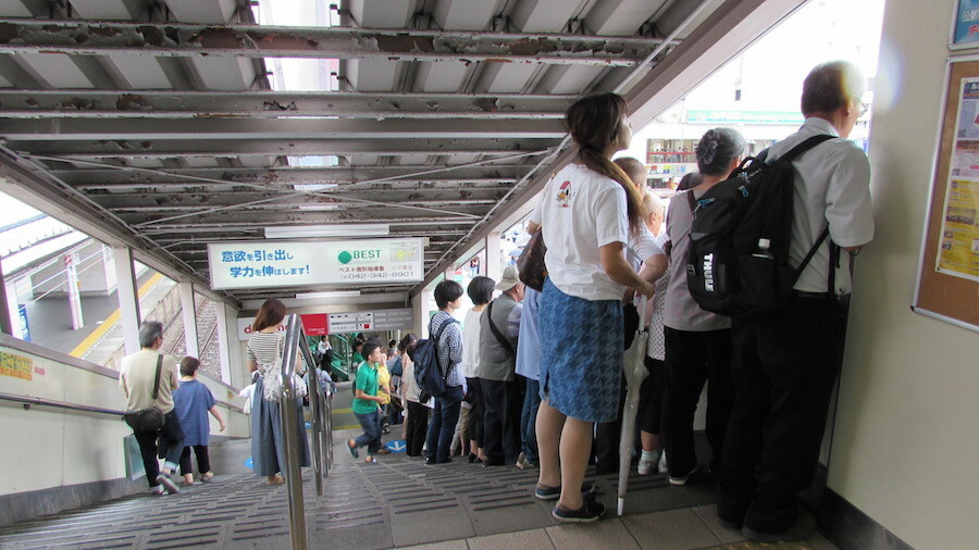 駅の陸橋からは小池氏の姿を見ようとする人たちの姿も（西武新宿線小平駅）