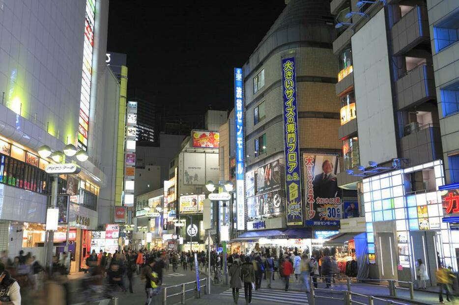夜も若者でにぎわう渋谷センター街（写真アフロ）