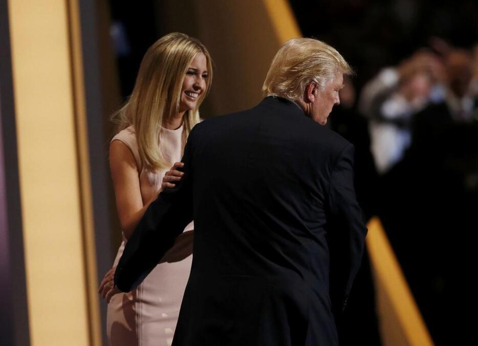 [写真]共和党大会で、娘のイヴァンカ氏（左）に出迎えられるトランプ氏（ロイター/アフロ）