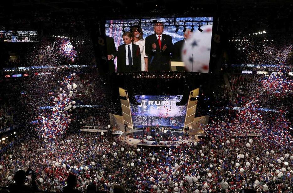 [写真]たくさんの風船が舞い、トランプ氏の大統領候補指名を祝福。画面にはトランプ氏とその家族の姿（ロイター/アフロ）