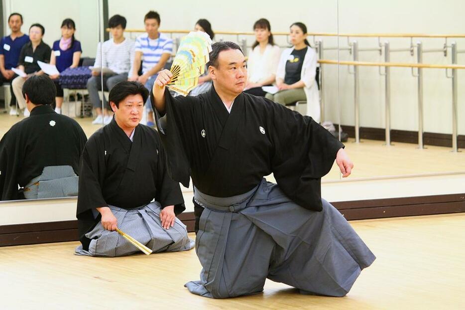 『屋島』を披露する田茂井先生（前）と片山先生