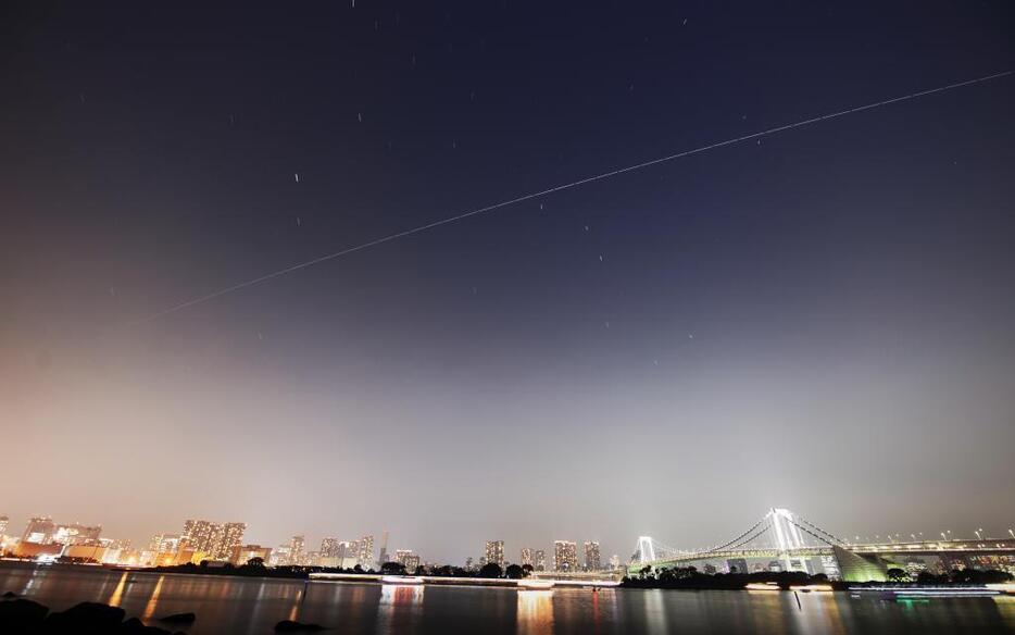 [写真]2015年7月31日の国際宇宙ステーションの光跡。東京都内にて、20時35分ごろ撮影した複数枚を比較明合成処理（撮影：谷明洋）