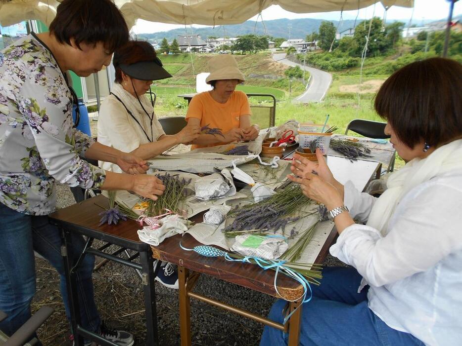 [写真]スティック作りを楽しむ女性たち