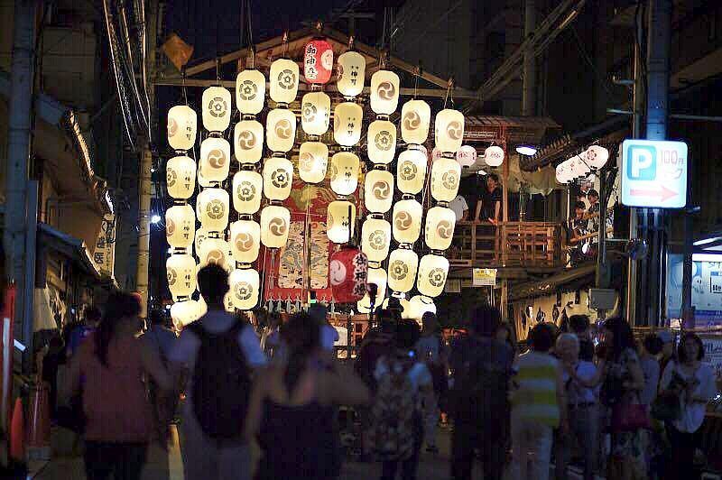 宵々々山を迎えた祇園祭。提灯がともり雰囲気が出る=14日夜、京都市内で