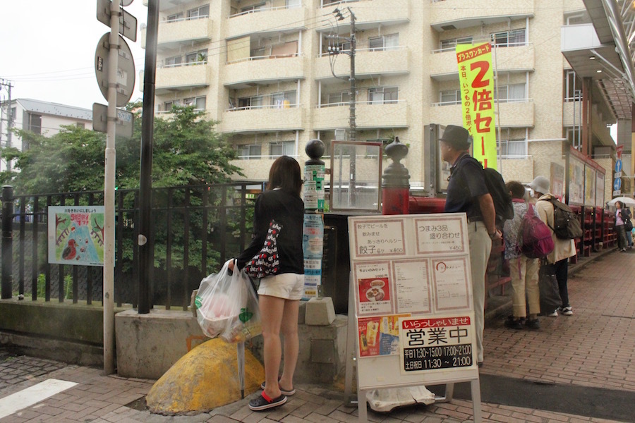 橋には人だかりができた