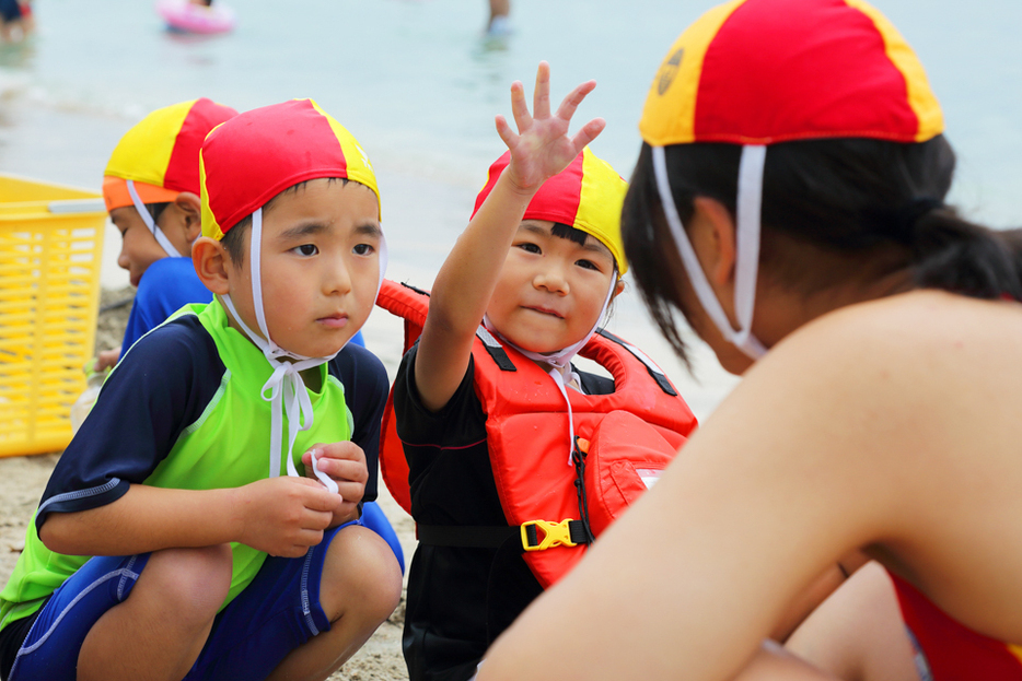 ジュニアライフセービング体験。海のお勉強に子供たちも真剣。