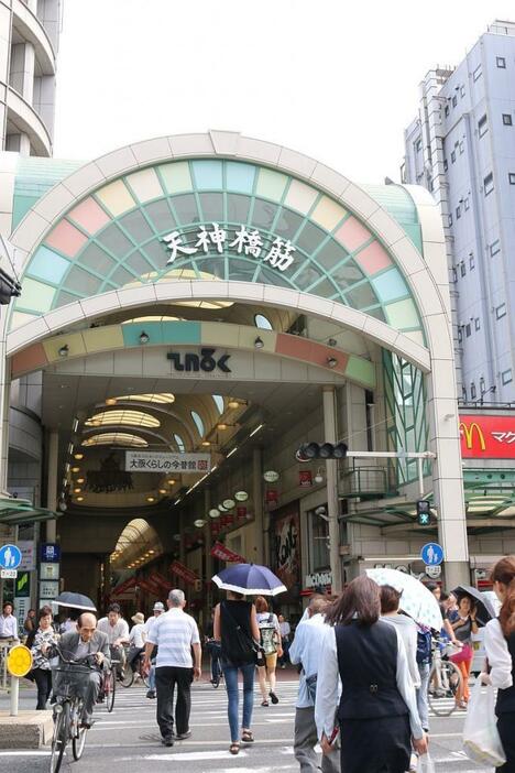 [写真]暑さを避けるように商店街のアーケードへ向かう人の姿も多く見られる=4日午後3時ごろ、大阪市北区で