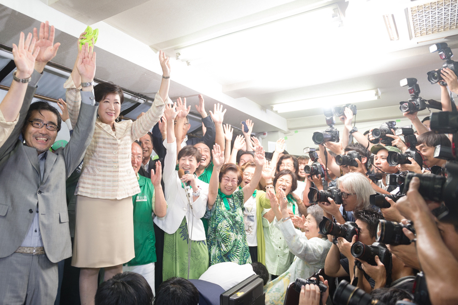 [写真]当選確実の報を受け万歳する小池百合子氏と支援者＝31日夜、東京都豊島区（撮影：山本宏樹/deltaphoto）