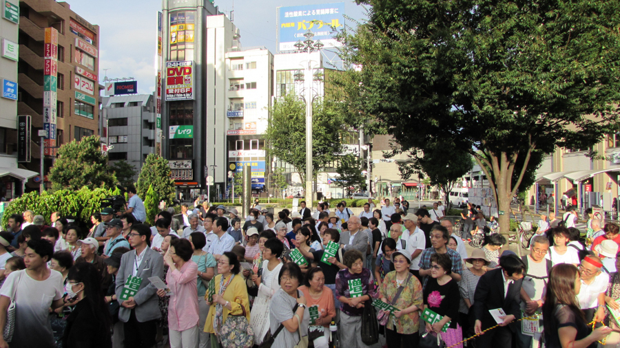 高円寺で開かれた街頭演説には、多くの聴衆がつめかけた。