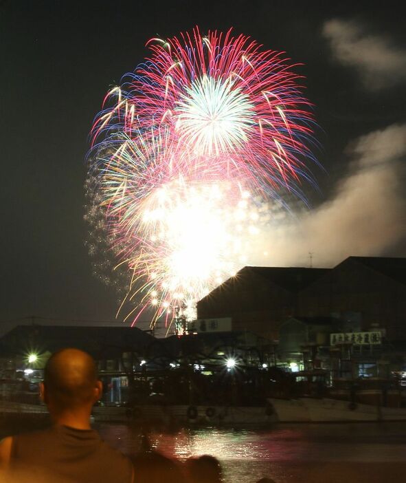 [写真]岸和田の夜空に大輪。船が浮かぶ港にもその輝きが反射する＝30日午後8時半ごろ、大阪府岸和田市で(約10秒露光)