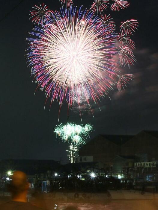 [写真]岸和田に色鮮やかな花火が＝30日午後8時半ごろ、大阪府岸和田市で（約10秒露光)